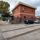 La seconda casa cantoniera barese si trova dall�altra parte della citt�: in via Napoli. Dirigendosi verso la periferia e superato l�incrocio con via Tommaso Fiore, l�immobile appare sulla destra, accanto a un tratto di binari dismessi completamente avvolti dall�erba alta